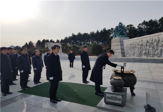 4일 국립대전현충원을 찾은 최철안 중소기업기술정보진흥원 원장이 분향을 하고 있다. 기정원 제공